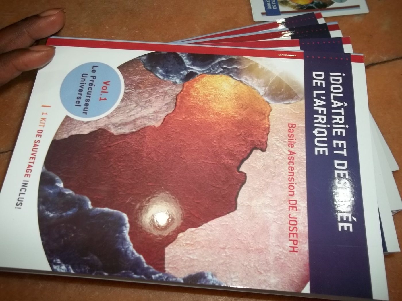 Exemplaire du livre Idolâtrie et Destinée de l'Afrique entre les mains d'un lecteur