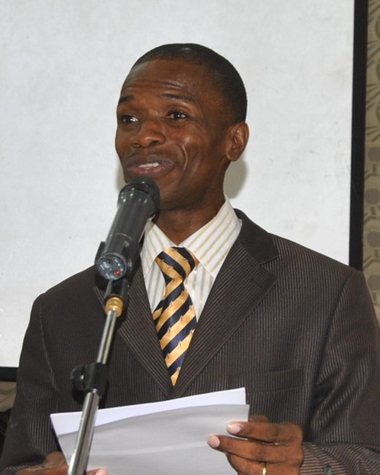 Basile HOUINATO prend la parole lors du lancement du livre Idolâtrie et Destinée de l'Afrique